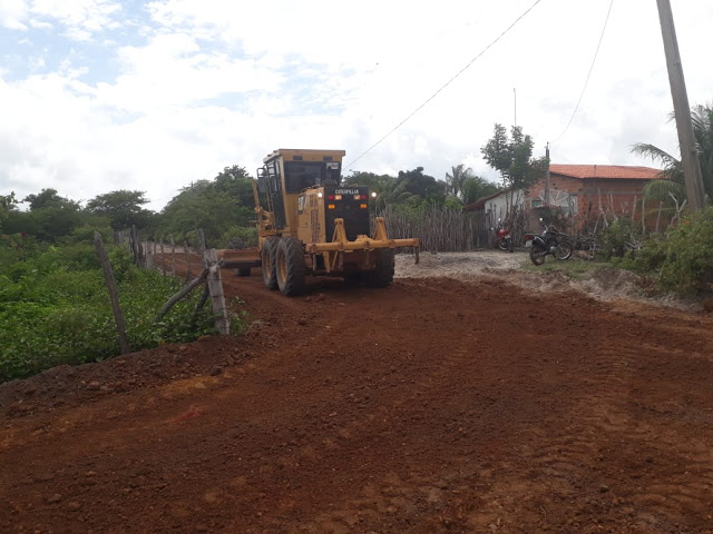 Prefeitura intensifica obras de recuperação de estradas vicinais no povoado Corrego dos Cardosos.