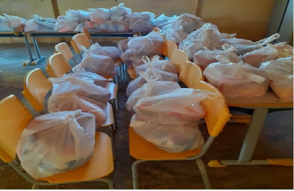 Prefeitura distribui 1.382 kits de alimentação escolar para familias de alunos da rede municipal
